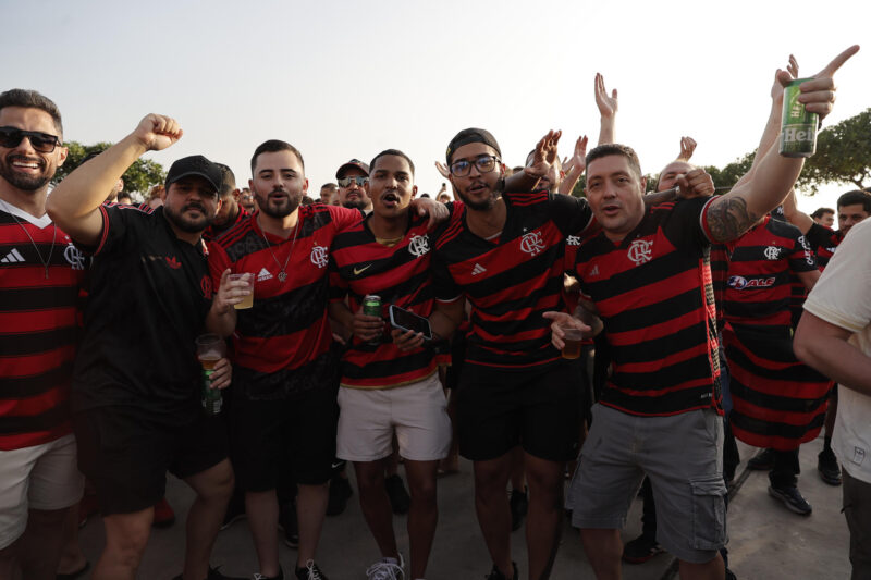 Hinchas de Flamengo reaccionan previo al partido de la Copa Libertadores entre Flamengo y Palmeiras que se disputará en el estadio Monumental, en Lima (Perú). EFE/José Jácome