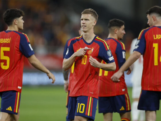 El centrocampista de la selección española, Dani Olmo, tras conseguir el primer gol del combinado español durante el encuentro correspondiente a la fase de clasificación para el Mundial 2026 que disputan España y Turquía en el estadio de La Cartuja, en Sevilla. EFE / José Manuel Vidal. España