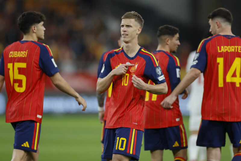 El centrocampista de la selección española, Dani Olmo, tras conseguir el primer gol del combinado español durante el encuentro correspondiente a la fase de clasificación para el Mundial 2026 que disputan España y Turquía en el estadio de La Cartuja, en Sevilla. EFE / José Manuel Vidal. España