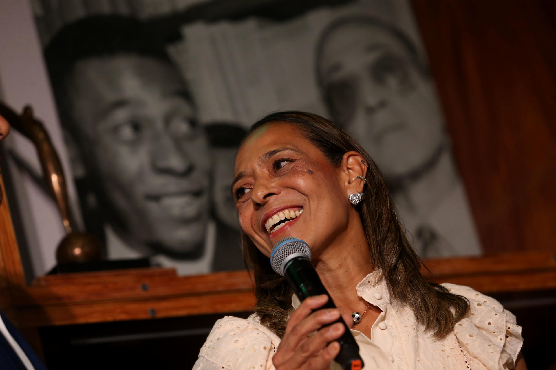 Flavia Arantes, una de las hijas del ídolo del fútbol mundial Pelé habla durante un evento celebrado este martes en el museo de su padre en la ciudad brasileña de Santos. EFE/ Guilherme Dionizio 