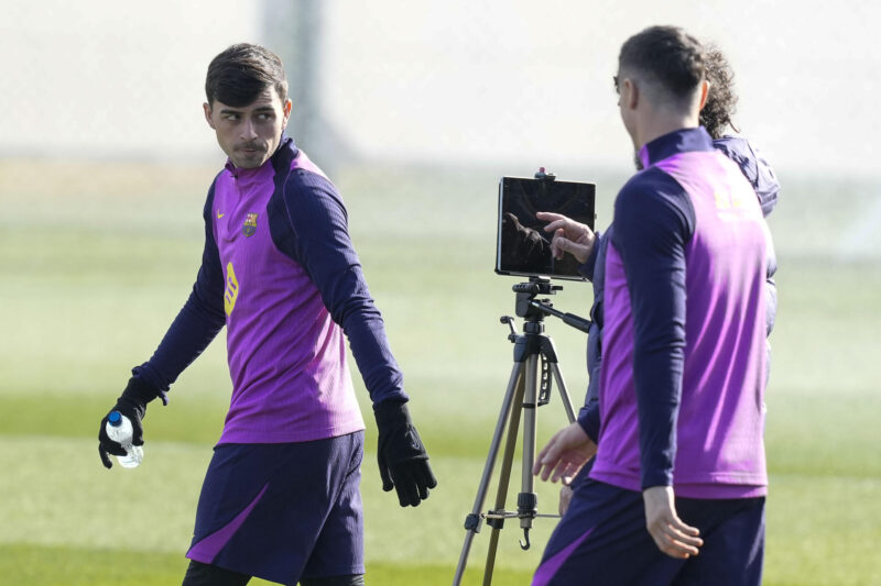 OFICIAL: Pedri lesionado ¿cuanto tiempo estará de baja? El jugador del FC Barcelona Pedri Gonzalez (i) durante el entrenamiento que el equipo azulgrana ha llevado a cabo en el ciudad deportiva Joan Gamper para preparar el partido de LaLiga que disputarán ante el Alavés en el Camp Nou. EFE/Enric Fontcuberta.