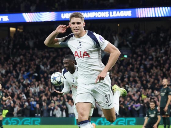 Micky van de Ven, del Tottenham, celebra después de anotar el 3-0 contra Copenhague durante la UEFA Champions League en Londres. EFE/EPA/NEIL HALL