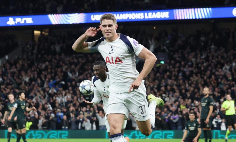 Micky van de Ven, del Tottenham, celebra después de anotar el 3-0 contra Copenhague durante la UEFA Champions League en Londres. EFE/EPA/NEIL HALL