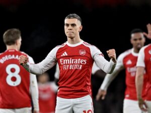 Arsenal goleó al Aston Villa y sigue en lo más alto de la Premier
