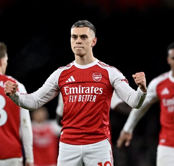 LONDON (United Kingdom), 30/12/2025.- Arsenal's Leandro Trossard (C) celebrates with teammates after scoring 3-0 lead goal during the English Premier League match between Arsenal FC and Aston Villa, in London, Britain, 30 December 2025. (Reino Unido, Londres) EFE/EPA/VINCE MIGNOTT EDITORIAL USE ONLY. No use with unauthorized audio, video, data, fixture lists, club/league logos, 'live' services or NFTs. Online in-match use limited to 120 images, no video emulation. No use in betting, games or single club/league/player publications.
