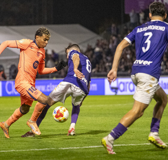 GUADALAJARA, 16/12/2025.- El delantero del Barcelona Lamine Yamal (i) juega un balón ante Pablo Rojo (c) y Agus Moreno, ambos del Guadalajara, durante el partido de los dieciseisavos de final de la Copa del Rey que CD Guadalajara y FC Barcelona disputan este martes en el estadio Pedro Escartín. EFE/Nacho Izquierdo