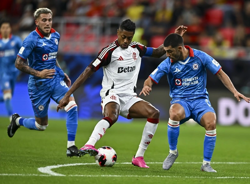 Erik Lira y Bruno Henrique disputan un balón en el Flamengo vs Cruz Azul de la Copa Intercontinental. Foto: EFE