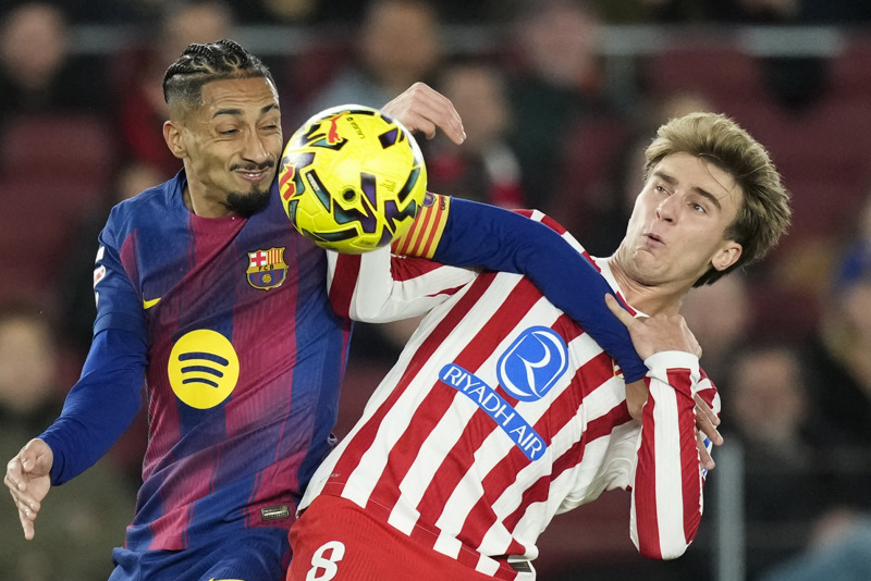 Barcelona derrota al Atlético de Madrid y sigue en la punta Barcelona derrota al Atlético de Madrid y sigue en la punta