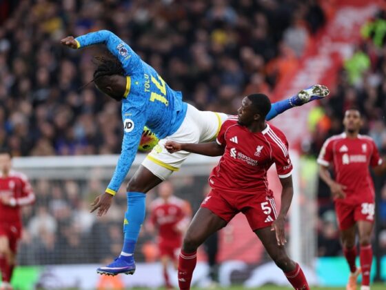 LIVERPOOL (United Kingdom), 27/12/2025.- Tolu Arokodare of Wolverhampton (L) in action against Ibrahima Konate of Liverpool (R) during the English Premier League match between Liverpool FC and Wolverhampton Wanderers, in Liverpool, Britain, 27 December 2025. (Reino Unido) EFE/EPA/ADAM VAUGHAN EDITORIAL USE ONLY. No use with unauthorized audio, video, data, fixture lists, club/league logos, 'live' services or NFTs. Online in-match use limited to 120 images, no video emulation. No use in betting, games or single club/league/player publications.