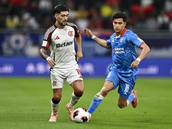 Giorgian de Arrascaeta (Flamengo) y Jeremy Márquez (Cruz Azul). Foto: EFE