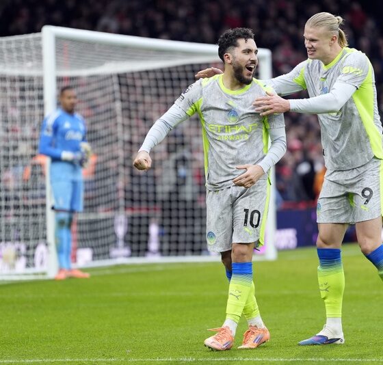 NOTTINGHAM (United Kingdom), 27/12/2025.- Rayan Cherki of Manchester City (L) celebrates with Erling Haaland after scoring the 2-1 lead during the English Premier League match between Nottingham Forest and Manchester City, in Nottingham, Britain, 27 December 2025. (Reino Unido) EFE/EPA/TIM KEETON EDITORIAL USE ONLY. No use with unauthorized audio, video, data, fixture lists, club/league logos, 'live' services or NFTs. Online in-match use limited to 120 images, no video emulation. No use in betting, games or single club/league/player publications.