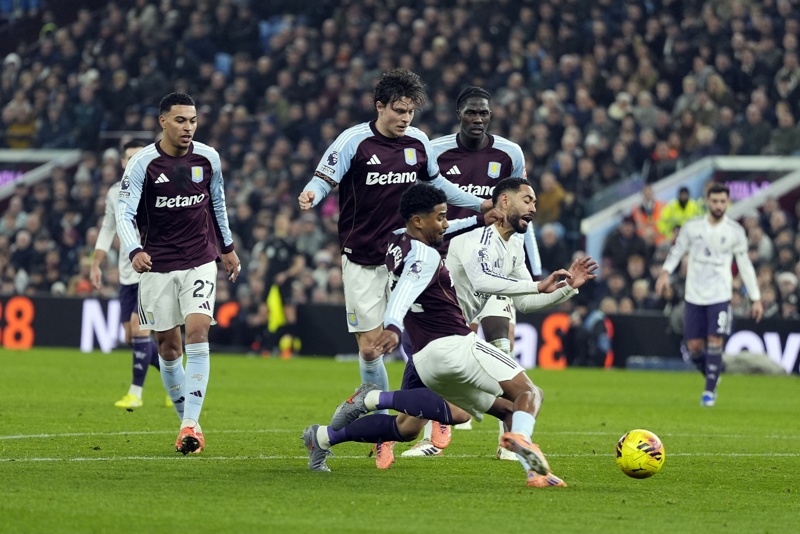 El Manchester United jugaba bien pero las bajas se notaron El Manchester United jugaba bien pero las bajas se notaron