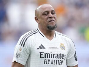 Roberto Carlos en un partido amistoso con el Real Madrid. Captura de pantalla.