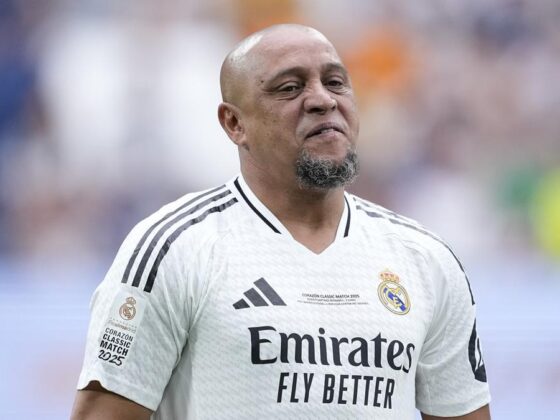 Roberto Carlos en un partido amistoso con el Real Madrid. Captura de pantalla.