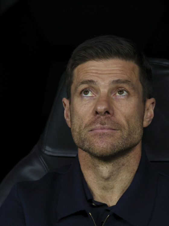 MADRID, 10/12/2025.- El técnico del Real Madrid, Xabi Alonso, durante el encuentro correspondiente a la fase regular de la Liga de Campeones que disputan este miércoles Real Madrid y Manchester City en el estadio Santiago Bernabéu, en Madrid. EFE/ Kiko Huesca