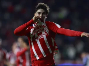 Armando González, delantero de las Chivas