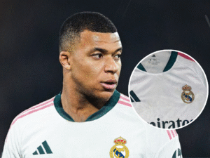 Kylian Mbappé con la nueva camiseta del Real Madrid. / Foto: Chuyện Áo Đấu