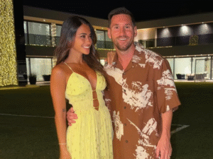 Lionel Messi junto con su esposa Antonela Roccuzzo, celebrando la Navidad. / Instagram: @antonelaroccuzzo