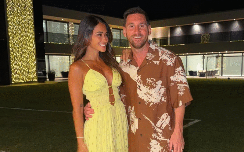 Lionel Messi junto con su esposa Antonela Roccuzzo, celebrando la Navidad. / Instagram: @antonelaroccuzzo