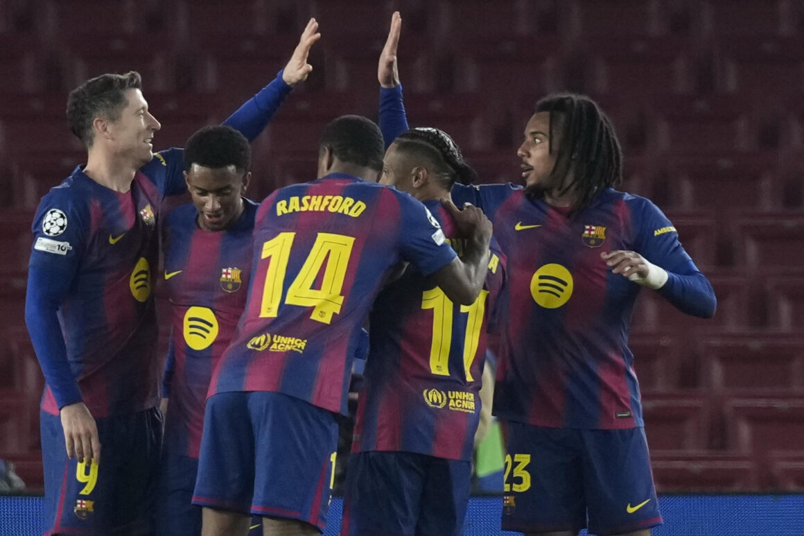BARCELONA, 09/12/2025.- Los jugadores del FC Barcelona celebran el segundo gol durante el encuentro correspondiente a la fase regula de la Liga de Campeones que disputan hoy martes FC Barcelona y Eintracht Francfort en el estadio del Camp Nou, en Barcelona. EFE / Enric Fontcuberta.
