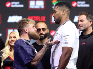 MIAMI BEACH, FLORIDA - 17 DE DICIEMBRE: Jake Paul y Anthony Joshua se enfrentan durante la rueda de prensa para el combate en The Fillmore Miami Beach el 17 de diciembre de 2025 en Miami Beach, Florida. (Foto de Megan Briggs/Getty Images para Netflix)
