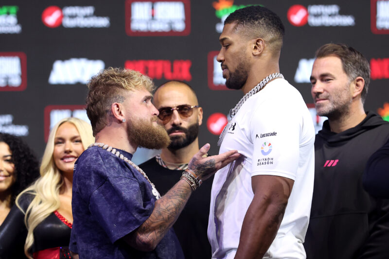 MIAMI BEACH, FLORIDA - 17 DE DICIEMBRE: Jake Paul y Anthony Joshua se enfrentan durante la rueda de prensa para el combate en The Fillmore Miami Beach el 17 de diciembre de 2025 en Miami Beach, Florida. (Foto de Megan Briggs/Getty Images para Netflix)