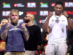 MIAMI BEACH, FLORIDA - 17 DE DICIEMBRE: Jake Paul y Anthony Joshua se enfrentan durante la rueda de prensa para el combate en The Fillmore Miami Beach el 17 de diciembre de 2025 en Miami Beach, Florida. (Foto de Megan Briggs/Getty Images para Netflix)