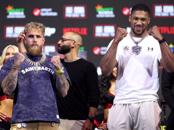 MIAMI BEACH, FLORIDA - 17 DE DICIEMBRE: Jake Paul y Anthony Joshua se enfrentan durante la rueda de prensa para el combate en The Fillmore Miami Beach el 17 de diciembre de 2025 en Miami Beach, Florida. (Foto de Megan Briggs/Getty Images para Netflix)