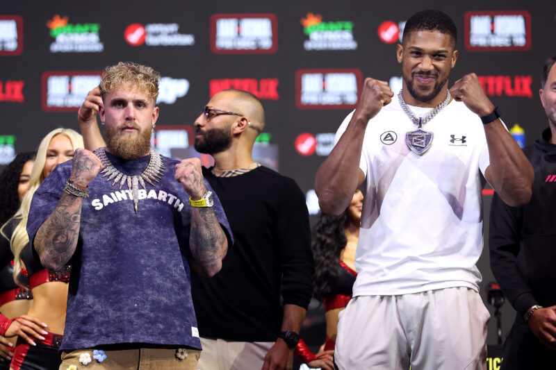 MIAMI BEACH, FLORIDA - 17 DE DICIEMBRE: Jake Paul y Anthony Joshua se enfrentan durante la rueda de prensa para el combate en The Fillmore Miami Beach el 17 de diciembre de 2025 en Miami Beach, Florida. (Foto de Megan Briggs/Getty Images para Netflix)