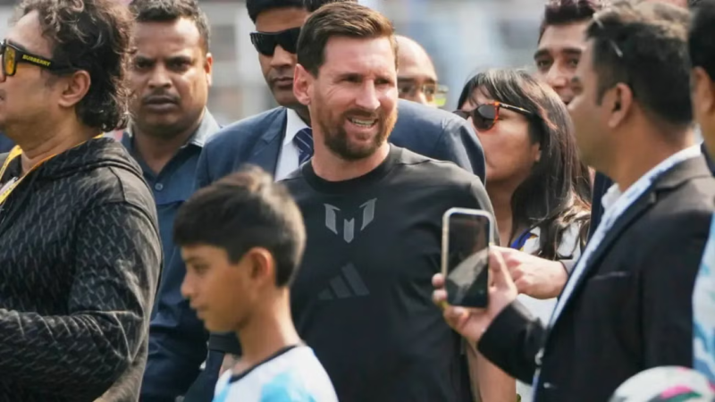 Lionel Messi en su visita a la India. Foto: Récord