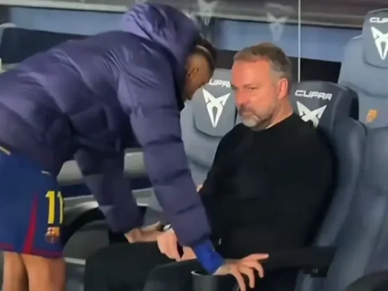 El brasileño Raphinha y el alemán Hansi Flick dialogando tras la victoria del Barcelona ante el Alavés.