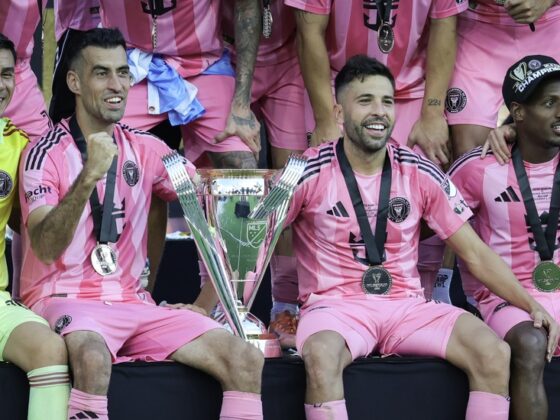 Fort Lauderdale (United States), 07/12/2025.- Miami's Sergio Busquets (L) and Jordi Alba celebrate with the trophy after the 2025 MLS Cup Final soccer match between Inter Miami CF and Vancouver Whitecaps FC, in Fort Lauderdale, Florida, USA, 06 December 2025 (issued 07 December 2025). EFE/EPA/CRISTOBAL HERRERA-ULASHKEVICH Futbolistas retirados en 2025