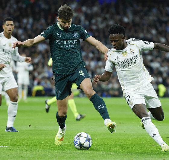 MADRID, 10/12/2025.- El delantero brasileño del Real Madrid, Vinicius Junior (d), disputa el balón ante el defensa portugués del Manchester City, Rubén Dias, durante el correspondiente a la fase regular de la Liga de Campeones que disputan hoy miércoles Real Madrid y Manchester City en el estadio Santiago Bernabéu, en Madrid. EFE / Juanjo Martín.
