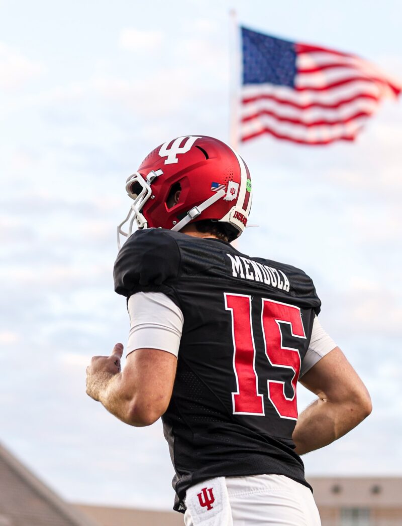 Tiene raíces cubanas, habla español y es el mejor QB de la NCAA