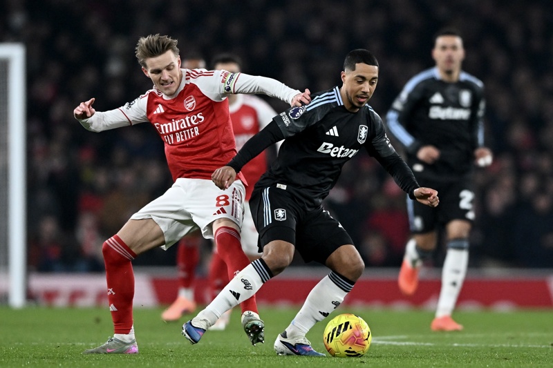 Arsenal goleó al Aston Villa y sigue en lo más alto de la Premier Arsenal goleó al Aston Villa y sigue en lo más alto de la Premier