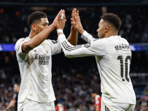 Jude Bellingham y Kylian Mbappé celebran en la victoria del Real Madrid ante Sevilla. X: @realmadrid