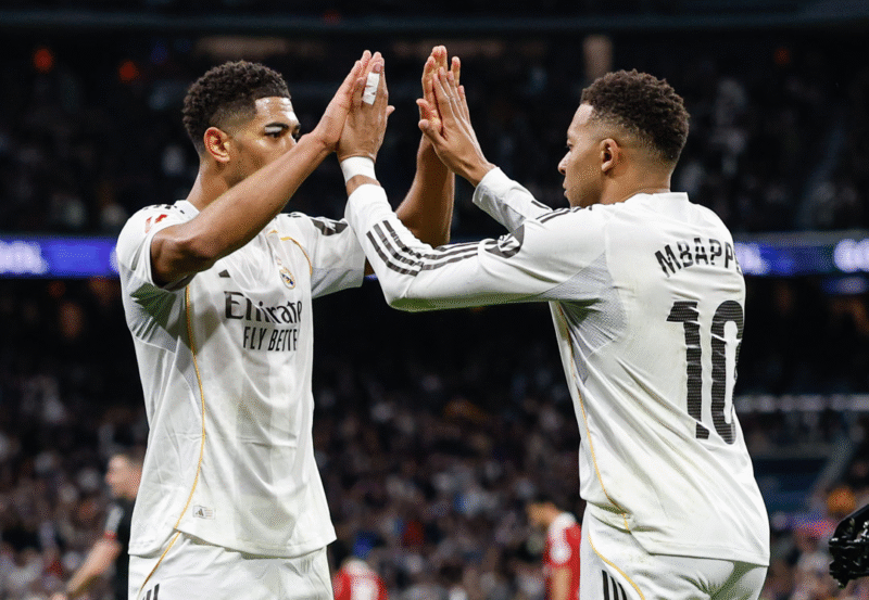 Jude Bellingham y Kylian Mbappé celebran en la victoria del Real Madrid ante Sevilla. X: @realmadrid