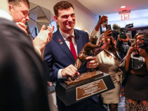 Fernando Mendoza con el Trofeo Heisman. Foto en X de @IndianaFootball