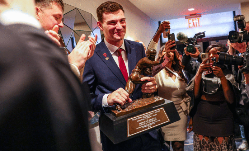 Fernando Mendoza con el Trofeo Heisman. Foto en X de @IndianaFootball