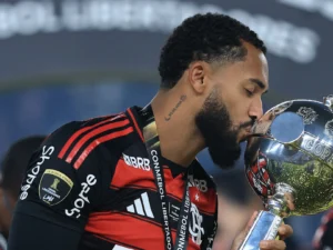 Juninho, la apuesta de Pumas para resolver su problema ofensivo. El delantero besa la Copa Libertadores que ganó con Flamengo. Foto: Buda Mendes/Getty Images