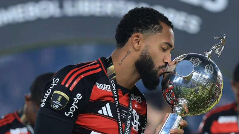 Juninho, la apuesta de Pumas para resolver su problema ofensivo. El delantero besa la Copa Libertadores que ganó con Flamengo. Foto: Buda Mendes/Getty Images