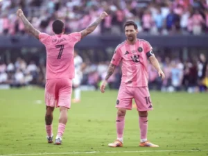 Lionel Messi celebra el gol de Rodrigo de Paul