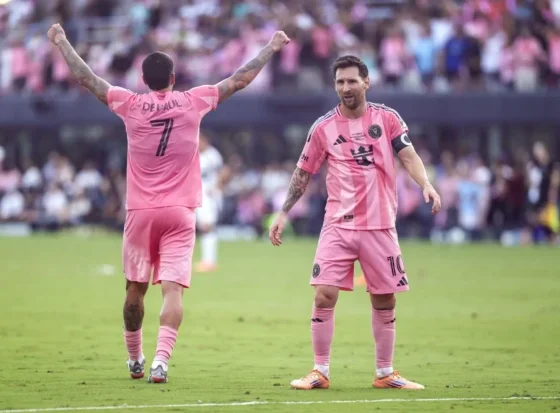 Lionel Messi celebra el gol de Rodrigo de Paul