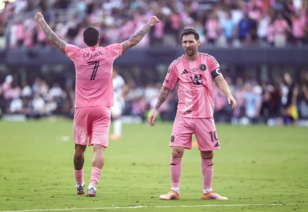 Messi se consagra como el futbolista con mas títulos de la historia Lionel Messi celebra el gol de Rodrigo de Paul