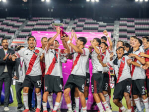 River Plate levantando el trofeo de la Messi Cup 2025. / X: @RiverPlate