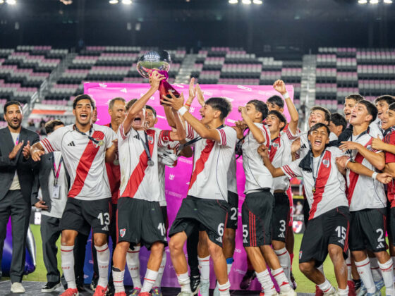 River Plate levantando el trofeo de la Messi Cup 2025. / X: @RiverPlate