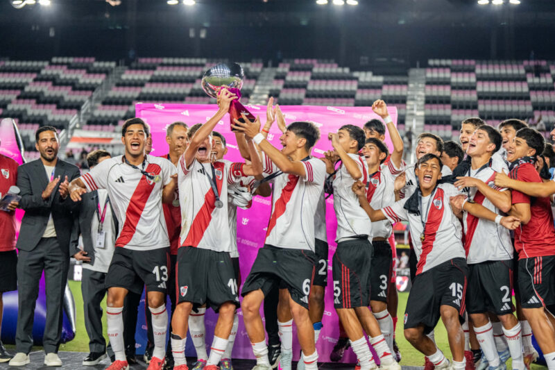 River Plate levantando el trofeo de la Messi Cup 2025. / X: @RiverPlate