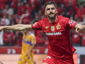 Paulinho celebrando su gol con Toluca ante Tigres en la final del Apertura. / X: @TolucaFC