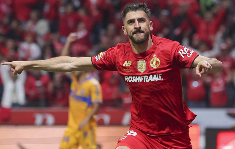 Paulinho celebrando su gol con Toluca ante Tigres en la final del Apertura. / X: @TolucaFC