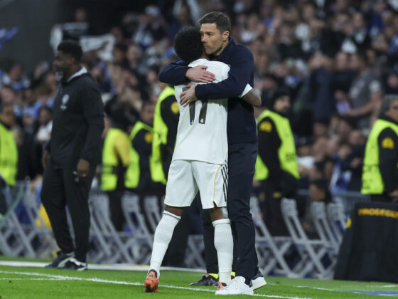 El delantero del Real Madrid Rodrygo Goes (i) celebra con su entrenador, Xabi Alonso (d), tras marcar el 1-0 durante el encuentro correspondiente a la fase regular de la Liga de Campeones que disputaron Real Madrid y Manchester City en el estadio Santiago Bernabéu, en Madrid. EFE/ Kiko Huesca